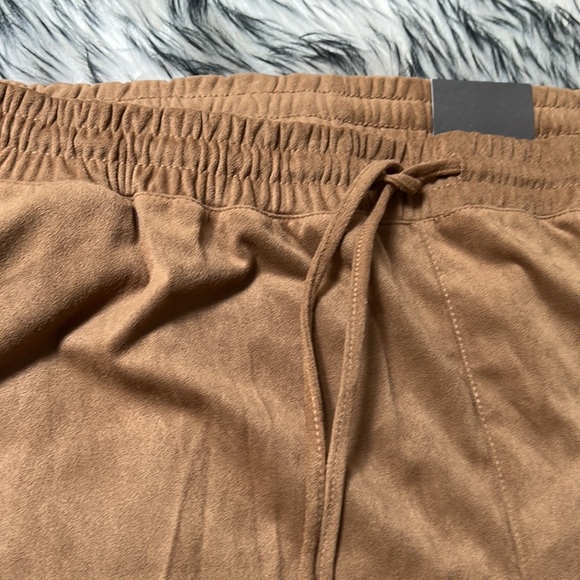 One by Chapter One, Plus Size Camel Colour Faux Suede/Velvet Jogger NWT, Size 1x - Picture 3 of 9